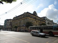 　このビルは、英国領時代(1906年頃)のオフィスビルで、当時の象徴的建物ですが現在も使用されていました。
　これら以外でも周辺を歩くと、歴史と文化的名所がいろいろあります。ヤンゴンは観光地が少ないので、ここでイギリスの雰囲気を感じて下さい。