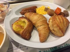 ホテルでの朝食は、焼きたてパンを美味しくいただきました。