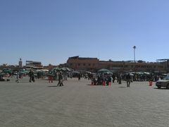 　昼間のジャマエルフナ広場は、屋台がなくて、大道芸人があちこちに。
　手持ちのモロッコの通貨「ディルハム」は少額しかなく、（早くに使い切ってしまったので）見ているだけでつまらなかったです。