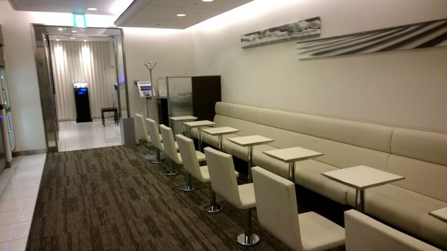 10時という落ち着いた時間ということもあり、<br />ラウンジ内は静かな空間が流れてます。<br /><br />