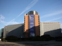 そして、サントカーネル公園を抜けて３分ぐらいすると、ニュース映像などでよく見かける建物が登場します。
こちらも違う意味でゴージャスなこの地区のランドマーク、ＥＵ本部です。

メルケルさんと遭遇したりして…なんて冗談言いながら、ＥＵ本部の横をすり抜けて、アルシメード通り→ストヴァン通り→サン・クエンタン通りと進んでいきます。