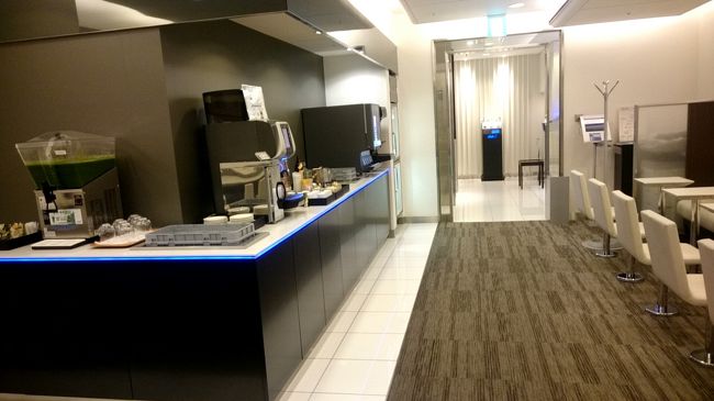 いつも飲むオレンジジュースを飲んで搭乗口へ向かいます。<br /><br /><br />これからは、エコノミーでもラウンジが使えるようになるのだから！！！<br /><br /><br /><br />