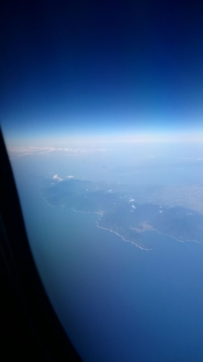 あっという間に沖縄付近です。<br /><br /><br />ここらへんで伝えておかないとまずい・・・と思ったので伝えます。<br /><br />聞き方としては、<br /><br />「この便はまた関空に戻るのですか？」と聞きました。<br />すると<br />CAさん「はい。ただ、石垣に着いた後、宮古を往復した後に関空へ向かいます。」<br />「私たちは宮古を往復した後、関空へ戻るときはお客として戻りますが」<br /><br /><br />なんと！<br />だったら聞かなければよかったorz<br /><br />もう聞いてしまったら伝えるしかありません・・・(笑)<br /><br /><br /><br /><br /><br /><br />