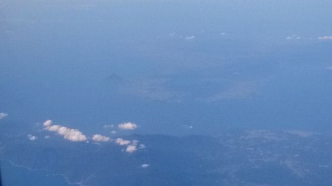 「あっ、そうだったんですね。いや実は今日関空に帰るので・・・」<br /><br /><br />「お早いですね！観光か何かですか？」<br />いやいやそんなこと聞かないで欲しいですよ・・・<br /><br /><br />「観光といえば観光ですが、飛行機が好きなもので・・・」<br /><br /><br />「マイレージということですね！」<br />分かってるんじゃないの・・・<br /><br /><br />「えぇ、この石垣往復でプラチナになるので」<br /><br /><br />「おめでとうございます！お若いのに！」<br /><br /><br /><br /><br /><br /><br /><br /><br />”お若いのに”<br /><br /><br /><br /><br /><br /><br /><br /><br />そうです。<br /><br /><br /><br /><br /><br />もう取得したのでお伝えしますが、<br /><br /><br /><br /><br /><br /><br /><br /><br /><br /><br /><br /><br /><br />私はこのとき22です。<br />（これを書いている時点で23になりました）<br /><br /><br /><br /><br /><br /><br /><br /><br /><br />つまり、JGCの修行は21の時にしました。<br /><br /><br /><br /><br />もっと言えば、大学4年生でサファイア・JGCを取得し、<br />社会人1年目でプラチナ・SFCを取得しました。<br />（ちなみに、ANAカードの本会員は学生の時は学生カードしか取得できません）<br />学生のうちにSFCを目指されるのは<br />ハードルが高いと思われます<br /><br /><br /><br /><br />色々と意見はあるとは思います。<br /><br />ただ、自分の中で旅行が好きでこういう会員になりたいという目標があったので、<br />満足しています。それに自分で貯金してきたものを少しずつ費やしているので。<br /><br /><br />1つ言えることは、20代前半で各上級会員を目指すことは可能です。<br />そして実現できます。もちろんお金が必要ですが。<br />飛行機好きな方、ぜひ挑戦してください！<br /><br /><br /><br /><br />家族には少し迷惑をかけたかな、と思っています。<br />すみませんでした。そしてありがとうございました。<br /><br /><br />