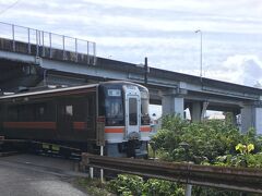 高山本線の普通列車に遭遇しました。キハ75岐阜発美濃太田経由多治見行き。