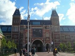 先ずは、「アムステルダム国立美術館」へ向かいます。

赤レンガの美しい、ネオ・ルネサンス様式の建物で、

アムステルダム中央駅と同じカイパースの設計。

王室のコレクションなどを公開する美術館として、1885年に開館したそうです。
