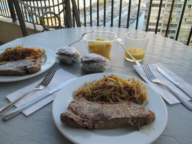 朝食は、またまたラナイでいただきます。朝からステーキとパイナポー、オレンジジュース。