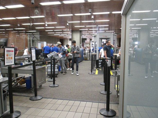 お陰様でファストパスのように先頭に進む事ができます。セキュリティーチェックは全身チェックするタイプです。