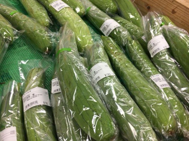 島野菜が安いわ～～<br />ナーベラーも、ゴーヤーも青パパイヤも｜￥150～200だもの、安い！<br />島バナナもあるよ～