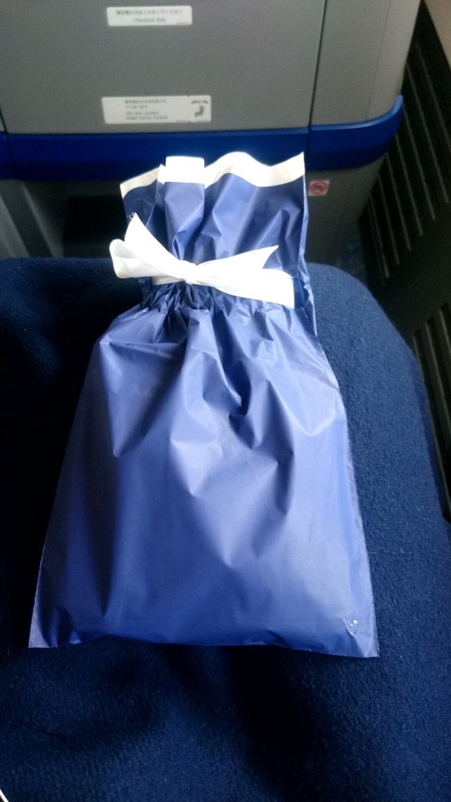 着陸前に<br /><br />「良ければ、プレゼントです。あまり良いものではありませんが・・」<br /><br /><br />と言ってくれるので、うれしくなりました！<br /><br />良いものじゃないはずがありません！そもそもプレゼントしてくれる嬉しさで最高潮です。<br /><br /><br />こういうサービスANAさんすごいですよね。