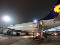 ２３時前、ヨハネ パウロ2世 クラクフ バリツェ国際空港に到着。
夜も遅く霧がかかっていて、周りの景色はよく分かりませんが、とんでもないところに来たと思った思ってしまった…