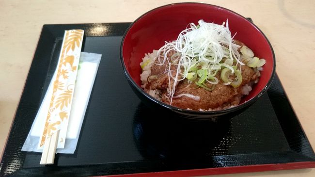 石垣牛ステーキ丼です。<br /><br /><br />970円。<br /><br /><br /><br />美味しかったです。平たいステーキが3枚ほど入っていましたね。<br />お肉も柔らかくて、タレと合っていました。<br /><br />もうちょっとボリュームあってもよかったかな・・・