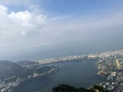 南側の眺めです。
この日は雲が多かったのと、気温が高いのですでに霞んでますね。