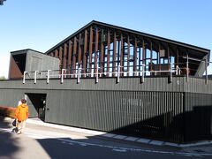 さらに、鳥居の目の前にはシャレた建物があるので夫が偵察に向います。

「金子茶房」
東京都現代美術館を設計した柳澤孝彦氏の建築なんだって。
たくさんのコーヒーカップから好きなものを選らんで飲むことが出来るそうですよ。