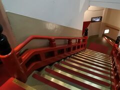 ここにも赤い階段。
食堂棟の1階にグリルとバー。2階がメインダイニングルームの「ザ・フジヤ」となっている。