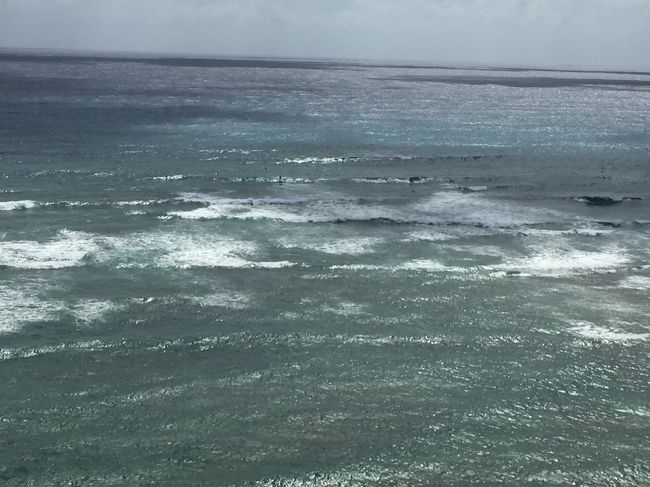 グリーンラインのトロリーでダイアモンドヘッドのサーフポイントで休憩<br /><br />風がきついため波もぐちゃぐちゃ"(-""-)"<br /><br />