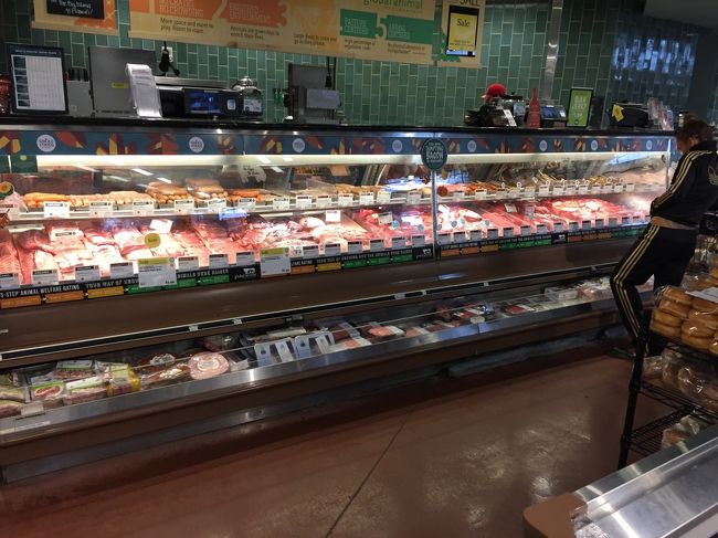 カハラ地区の大きな家はハロウィンモードがすごかったです。<br /><br />なんだかんだでカハラモールに到着<br /><br />ホールフーズ・マーケットで買い物です。