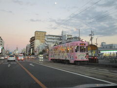 足摺岬から高速道路：須崎東→伊野。
高知市内に入り、本日の宿、城西館へ、後ろの建物です。

頑張って17時半位に着く事ができました。途中でナビが休憩しませんか、って言ってましたが無視して走り続けます。足摺岬日帰りは7時間ほどのドライブでした。

前は路面電車が走る大通りです。