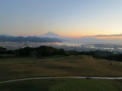 新しい朝が来た、希望の朝が～♪♪

やりました！

早朝カーテンを開けると富士山がいらっしゃいました♪

確かこの日の日の出予報時刻が6時13分くらいでしたが
カーテンを開けたのは６時前だったかと思います。

朝焼けの中に富士山が！
嬉しかったですね。
一気に眠けが吹っ飛びました（＾＾）
