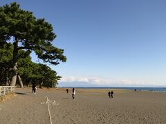 ホテルをチェックアウトして一番に向かったのは
昨日のリベンジ、三保の松原です。

昨日と違い青空が広がり海も真っ青です。
けど、富士山が見えません。
