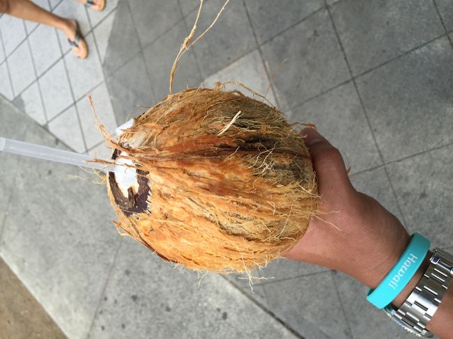 ワイキキまで戻り、一度は飲んでみたかったココナッツジュースを発見<br />９㌦で購入、飲んでみたけどまずい～<br /><br />３人で罰ゲーム大会<br /><br />負けたのは私です<br /><br />途中でポイ