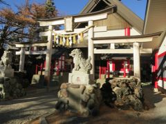 五合目にある小御嶽神社（こみたけじんじゃ）です。
こちらも観光客がたくさんいました。
後から検索したら神社横には展望台があると書いてありましたが
そこまではいかずただひたすら反対側の富士山に見とれておりました（＾＾；）