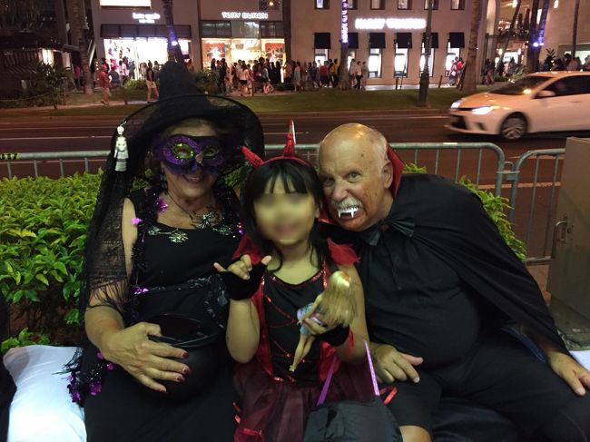 おじいちゃんおばあちゃん<br /><br />カラカウア通り到着後に<br />ハッピーハロウィンっていきなりハグ＆お菓子盛りだくさん頂きました。<br /><br />さすがアメリカ、どこの店でも子供に配るお菓子を用意していました。