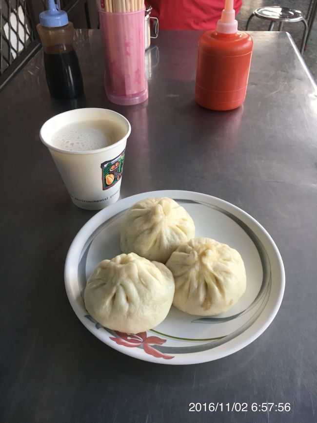 朝ごはん1軒目<br /><br />台中天津苟不理湯包 （5:30～11:30）へ。<br />美味しい湯包