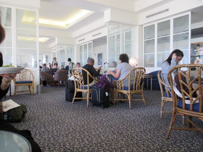 広いけど、人も多いです。コーヒーを飲んで、搭乗口に向かいます。