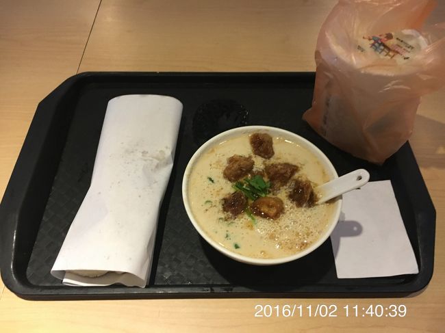 𣲙甜豆漿、鹹豆漿、(飯糰売切れ）厚餅夾蛋   合計97元
