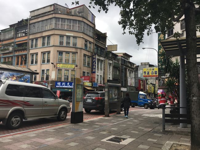 地上に出て ホステルへ向かいます。<br />この道を直進。