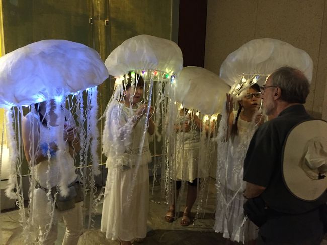 なぜかクラゲの大群