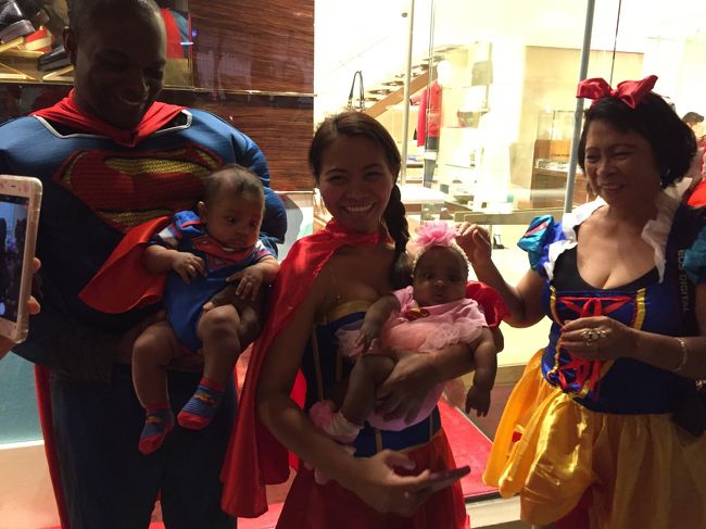 カラカウア通り１番の人気ファミリー<br /><br />奥さんが笑顔でベイビー　DON'T TOUCH ME って<br /><br />めっちゃかわいいですね～<br /><br /><br />しかしオトンすごい体マッチョ