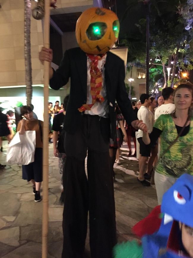 夜も少し遅くなり<br />だんだんマニアックな方がカラカウア通りに集合し始め<br />子供がアメリカンジョークで大人の人に追い回され大泣き(-"-)<br /><br />ホテルに帰りたいって言いだし、仕方なく戻ることに。<br /><br />ゆっくり見たかった～(-"-)