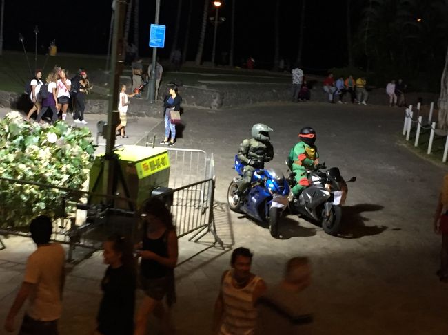 ピンクラインに乗って帰ろうとするもカラカウア通りが規制され大渋滞に<br />"(-""-)"<br />結局、DFSからホテルまで１時間３０分以上かかりました。<br /><br />遅い時間になるにつれ、ドンドンカラカウア通りに向かっている人が増えていました。<br /><br />同日の映像をハワイチューブネットで視聴できますよ(^^)v<br /><br />https://www.youtube.com/watch?v=PB8cfde5hyQ