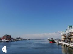 朝食の後は市街地を散策。夕日の名所、幣舞橋からの釧路川を望む。
青空がきれいですね。