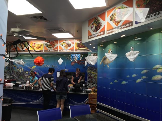 食事は結局ワイキキ周辺の店がいっぱいで、ヒルトンに戻り<br />ブルーウォーターシュリンプ &amp; シーフード マーケットで晩御飯を<br />買って部屋で食べることに！