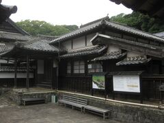 平戸藩の藩主だった松浦氏の明治期の邸宅が博物館になっています。松浦氏は鎌倉期にこの地に落ち着いてから幕末までの650年間に渡り、平戸を治めたとか