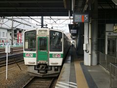 ８時前に東京を出て約４時間半、まずは福島駅に到着！

次に乗る山形線は隣に既にスタンバってました。


そのまえに...