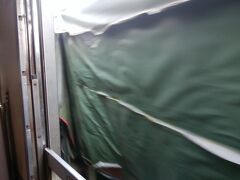 そして、メークロン市場に近づくと、

凄いなコレは…とつぶやいてしまいました。

露店から30cmはあるかないかのところを、列車が通って…。

※動画もあるのでどうぞ

https://youtu.be/riBfnBZwAoU