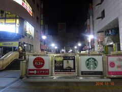 夜明け前の松戸駅前。