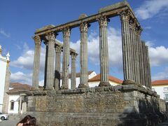 ローマ神殿。 1世紀にローマ皇帝アウグストゥスを祀るために作られた	
