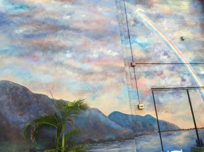 壁は綺麗なダイヤモンドヘッドの絵が描かれています。