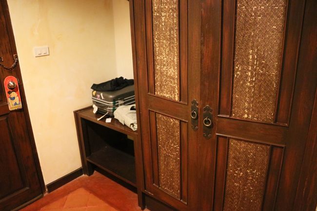 部屋に入ると<br />左に　クローゼット<br />ハンガー　セーフティボックス<br />室内用　スリッパ<br />ガウン　<br /><br />右手は　水回り