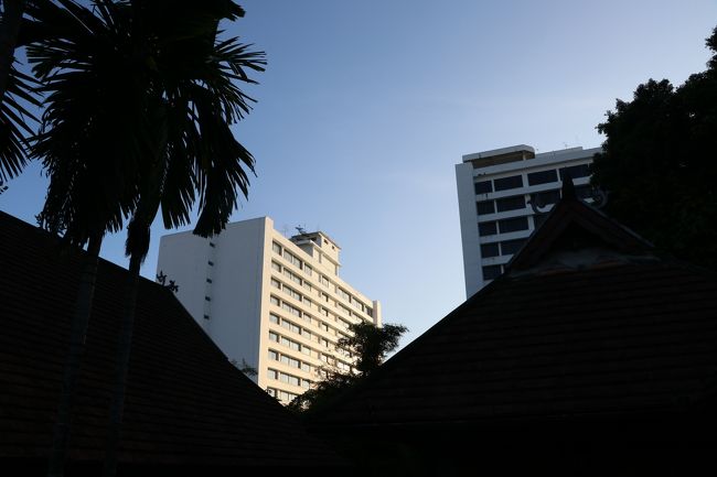 ホテルの　東には　チェンマイプラザホテル　があります