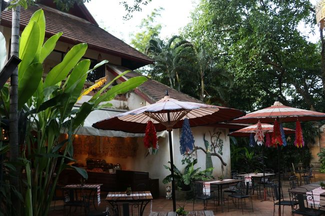 朝食会場<br />室内と　オープンの会場<br /><br />テーブルは　約20席くらいかな