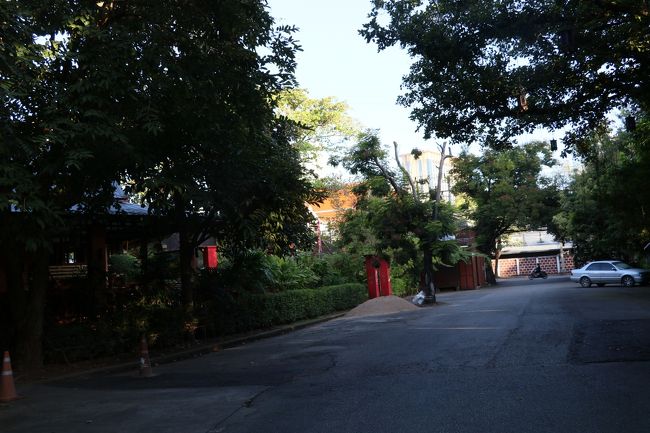 ホテル　エントランスから　道路方面<br /><br />かなり距離が有り<br />喧噪とは縁が無い