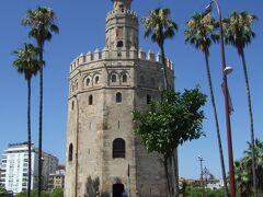 黄金の塔。1220年に建てられ、当初は金色の陶器パネルで覆われていたことが名前の由来