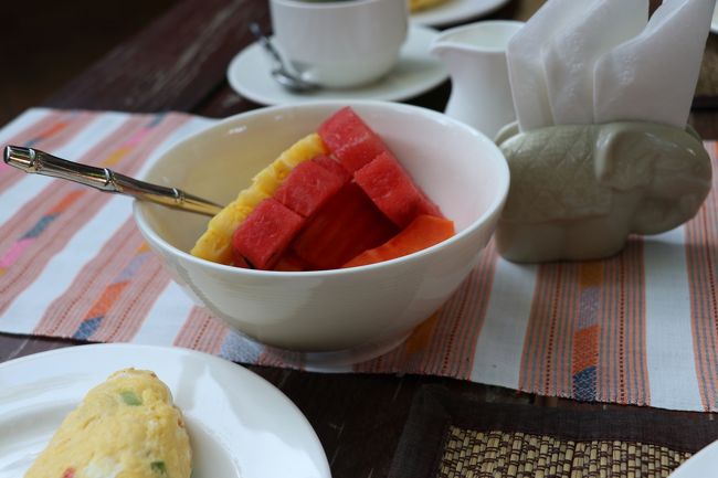 フルーツ<br />タイでは いつも<br />お皿の選択に悩みます