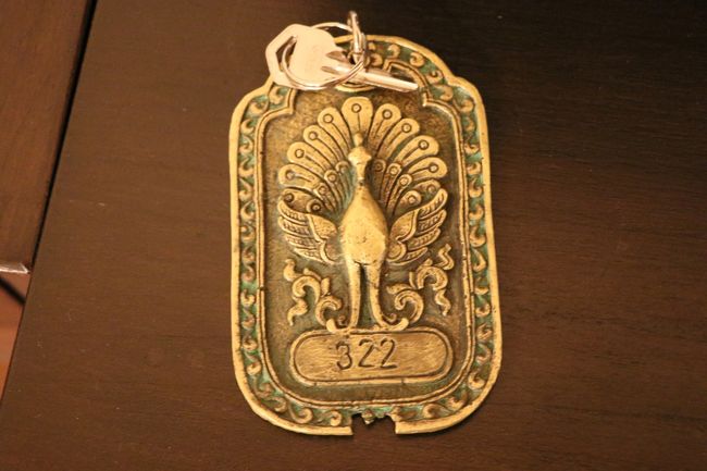 部屋の鍵<br />大きくて<br />観光時 持ち歩きできない程 大きくて重い<br /><br />15000円以上の価格<br />次回　利用の　可能性　　低い